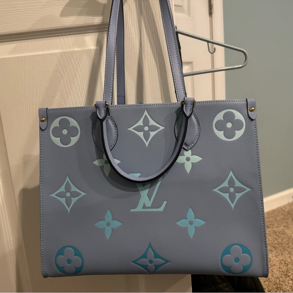 Louis Vuitton bag - Picture 1 of 4